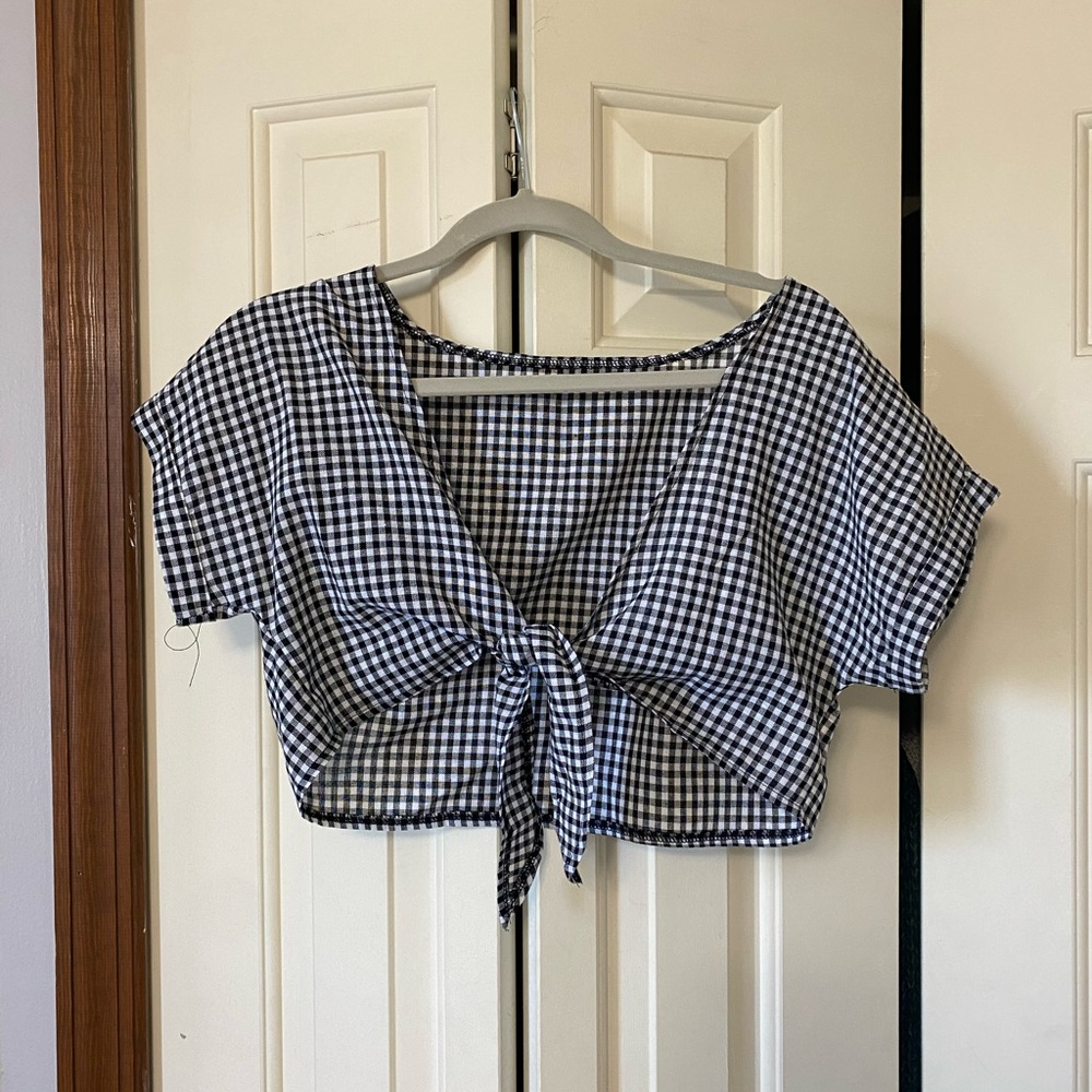 Cropped tie front top!